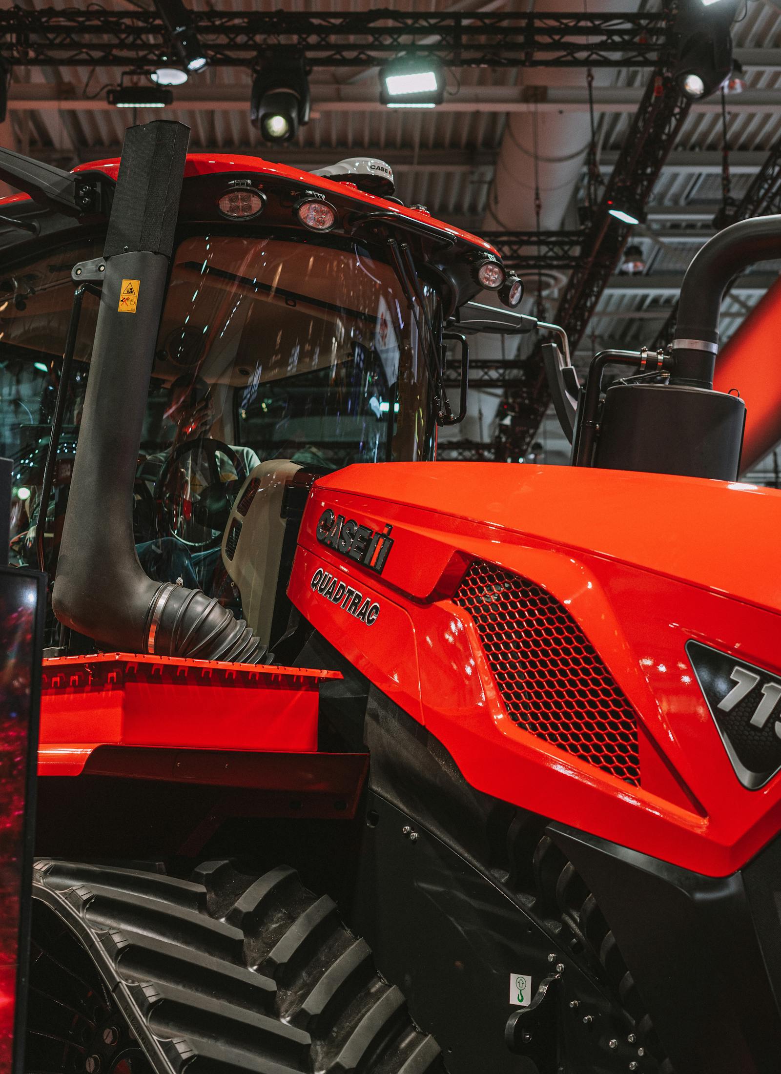Close-up van een Case IH motorgrille en motorhuis in de werkplaats.