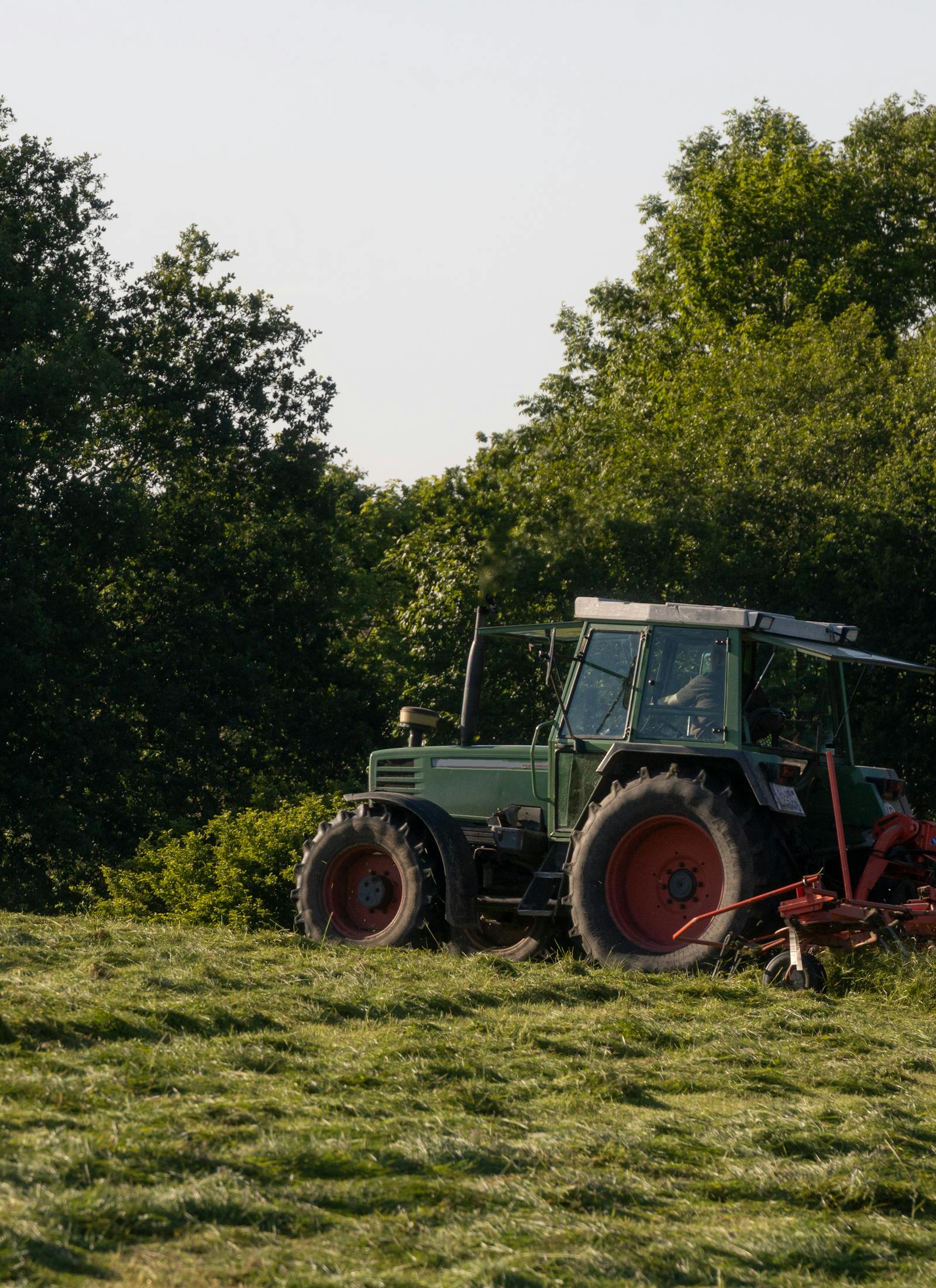 Fendt trekker in een avondveld, klaar voor het werk.